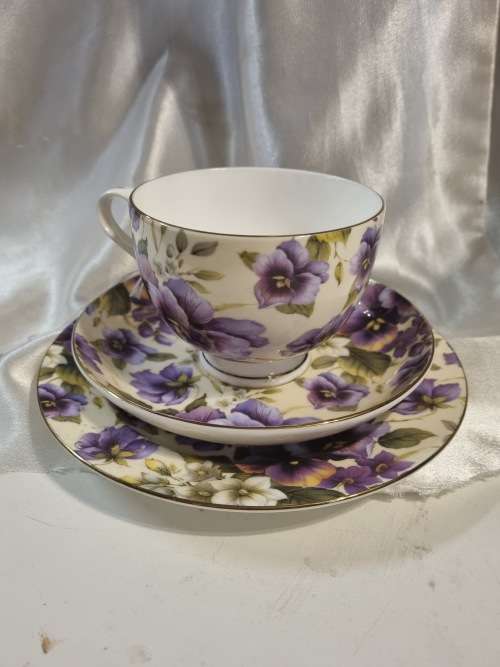 Maxwell and williams cream pansy trio