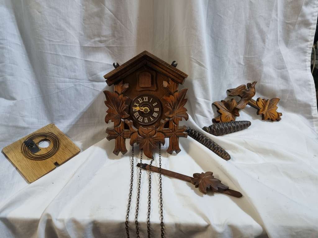 Cuckoo clock made in Germany miss 1 hand (not tested selling as is)