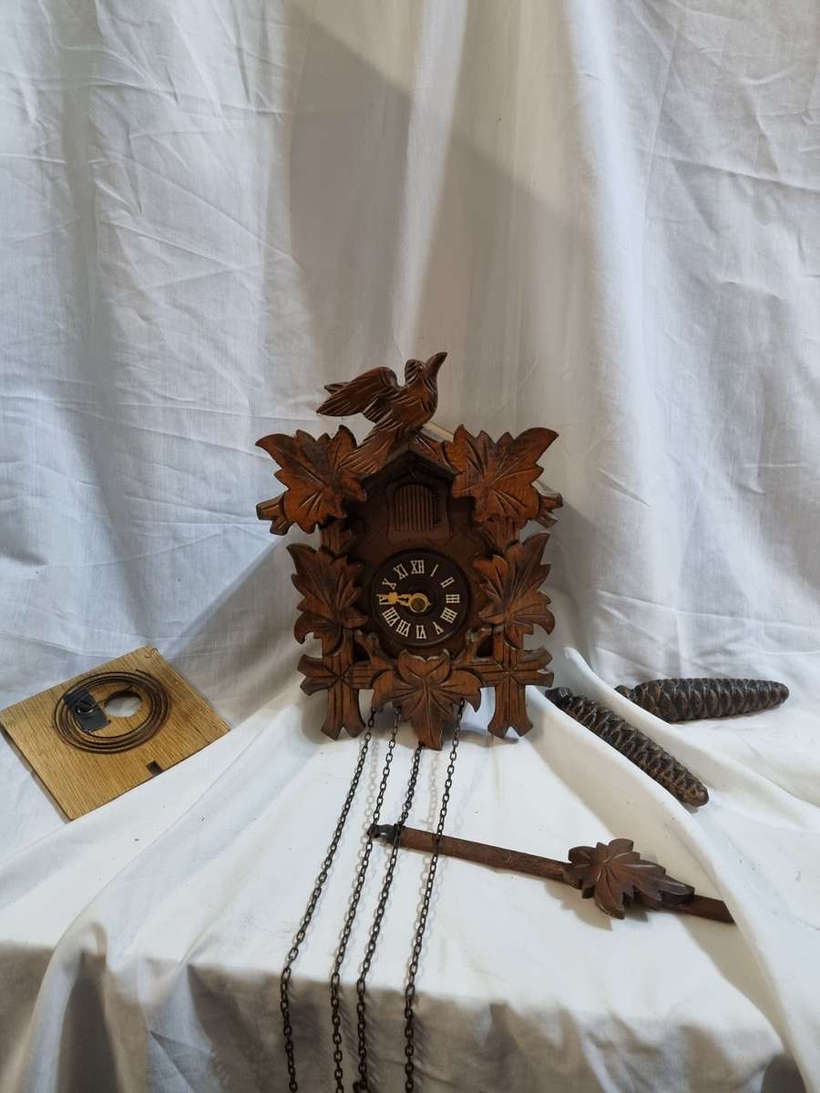 Cuckoo clock made in Germany miss 1 hand (not tested selling as is)