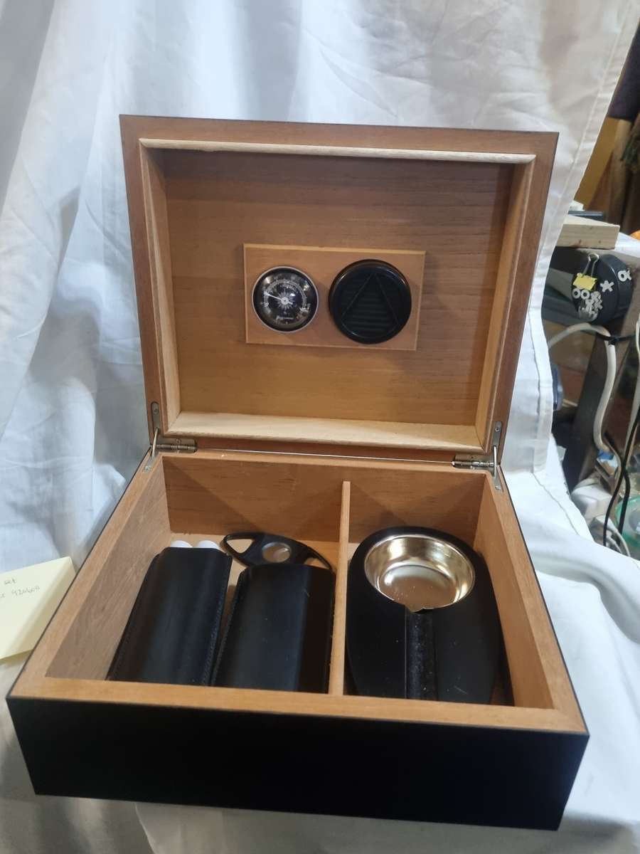 Cigar humidor gift set with ashtray and cutter
