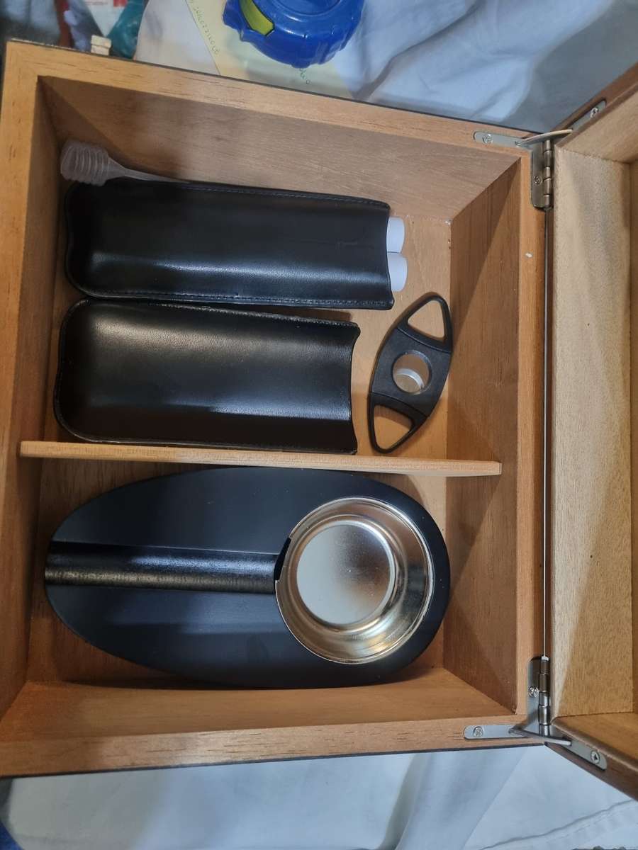 Cigar humidor gift set with ashtray and cutter