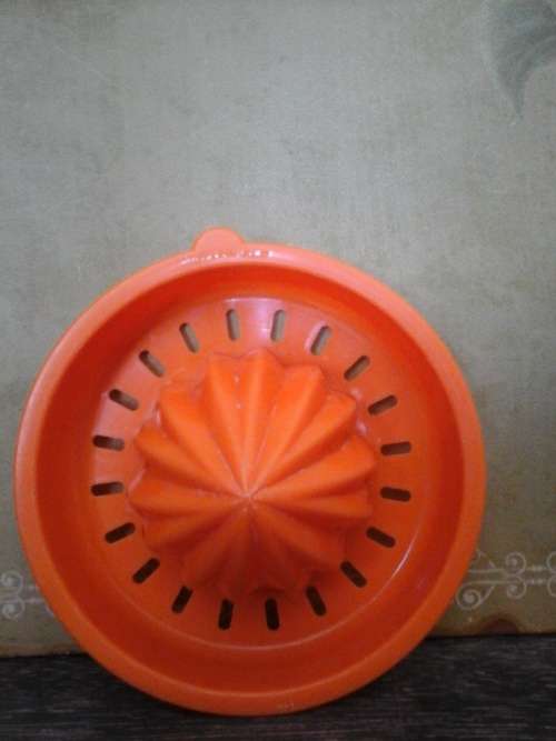 VINTAGE TUPPERWARE ORANGE PLASTIC LEMON SQUEEZER JUICER.