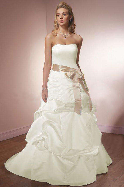 GORGEOUS IVORY STRAPLESS WEDDING GOWN WITH BLACK SASH - IN STOCK LOCALLY