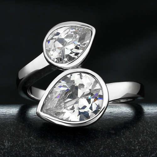 *LOCALLY IN STOCK** Beautiful Simulated Diamond 18K White Gold Plated Ladies Dress Ring