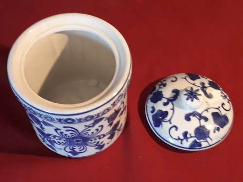 STUNNING ANTIQUE ORIENTAL BLUE AND WHITE UNDERGLAZE CERAMIC LIDDED JAR, MARKED