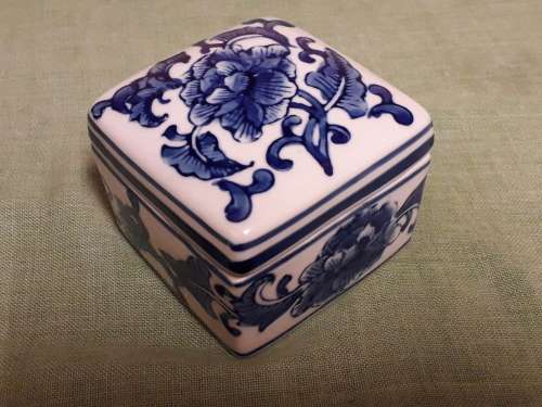 VINTAGE  ORIENTAL BLUE AND WHITE SQUARE LIDDED BOWL, MARKED GENUINE MING BLUE