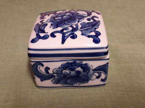 VINTAGE  ORIENTAL BLUE AND WHITE SQUARE LIDDED BOWL, MARKED GENUINE MING BLUE
