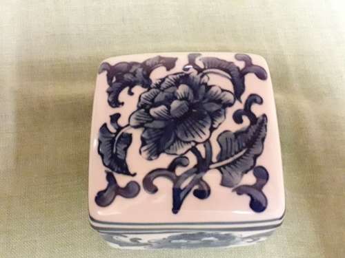 VINTAGE  ORIENTAL BLUE AND WHITE SQUARE LIDDED BOWL, MARKED GENUINE MING BLUE