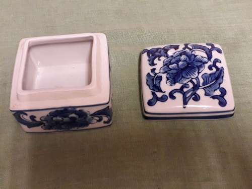 VINTAGE  ORIENTAL BLUE AND WHITE SQUARE LIDDED BOWL, MARKED GENUINE MING BLUE