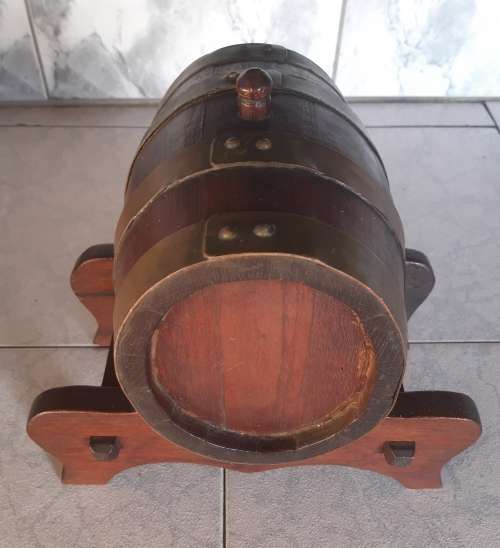 VINTAGE OVAL DISPLAY OAK WINE BARREL WITH BRASS HOOPS AND ON A CUSTOM MADE STAND