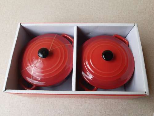 LES GOURMANDS: SET OF TWO CERAMIC COCOTTES, BOXED AND IN UNUSED CONDITION