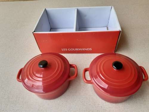 LES GOURMANDS: SET OF TWO CERAMIC COCOTTES, BOXED AND IN UNUSED CONDITION