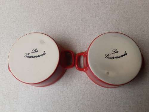 LES GOURMANDS: SET OF TWO CERAMIC COCOTTES, BOXED AND IN UNUSED CONDITION