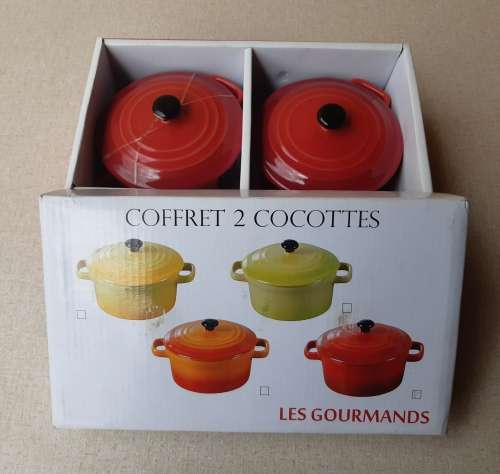 LES GOURMANDS: SET OF TWO CERAMIC COCOTTES, BOXED AND IN UNUSED CONDITION