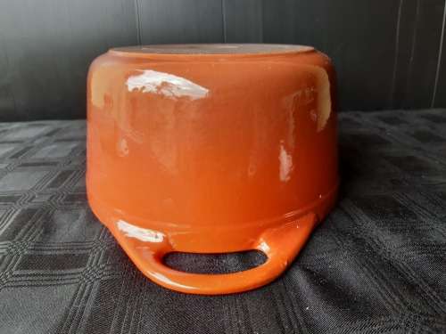 AWESOME VINTAGE COUSANCES (NOW LE CREUSET) BURNT ORANGE AND WHITE  ENAMELED CAST IRON OVAL POT
