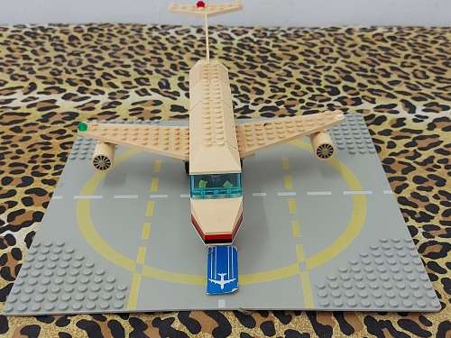 VINTAGE LEGO AIRLINER WITH HELIPAD