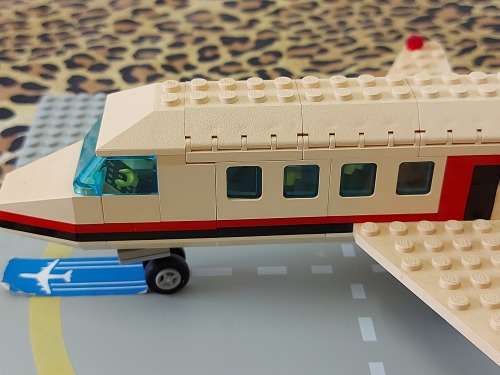 VINTAGE LEGO AIRLINER WITH HELIPAD