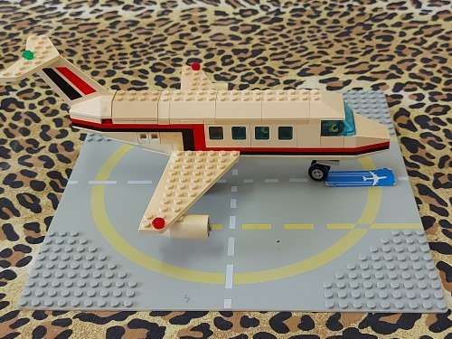 VINTAGE LEGO AIRLINER WITH HELIPAD