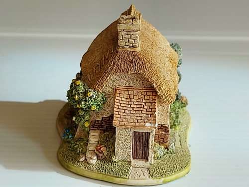 QUAINT LITTLE LILLIPUT LANE HOUSE - ROSE BOUQUET