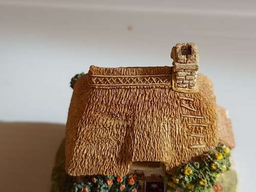 QUAINT LITTLE LILLIPUT LANE HOUSE - ROSE BOUQUET