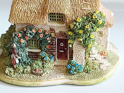 QUAINT LITTLE LILLIPUT LANE HOUSE - ROSE BOUQUET
