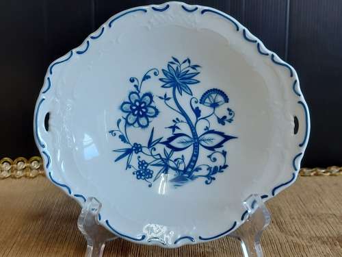 AWESOME  ZWIEBELMUSTER PORCELAIN TWIN HANDLED PLATE