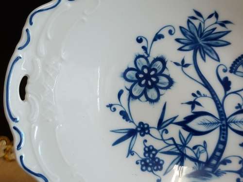 AWESOME  ZWIEBELMUSTER PORCELAIN TWIN HANDLED PLATE