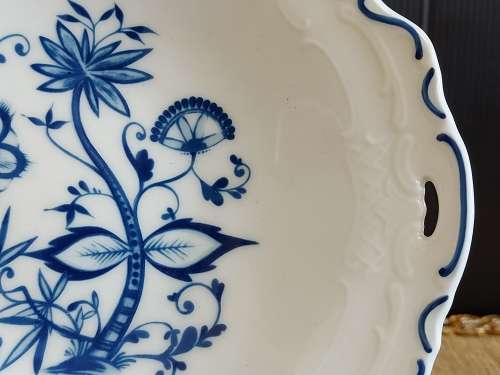 AWESOME  ZWIEBELMUSTER PORCELAIN TWIN HANDLED PLATE
