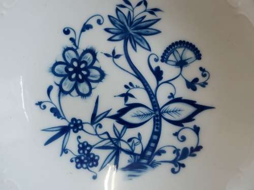 AWESOME  ZWIEBELMUSTER PORCELAIN TWIN HANDLED PLATE