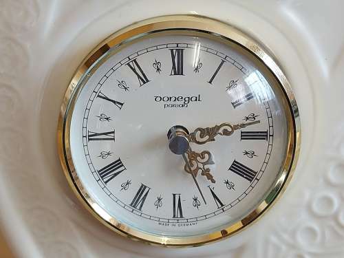 VINTAGE RARE HAND CRAFTED DONEGAL PARIAN IRISH CHINA HARP SHAPED MANTEL CLOCK, NOT TESTED