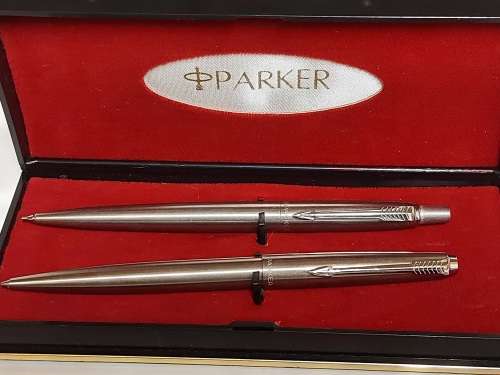 VINTAGE PARKER STAINLESS STEEL BOXED SET OF A BALL POINT PEN AND  PENCIL