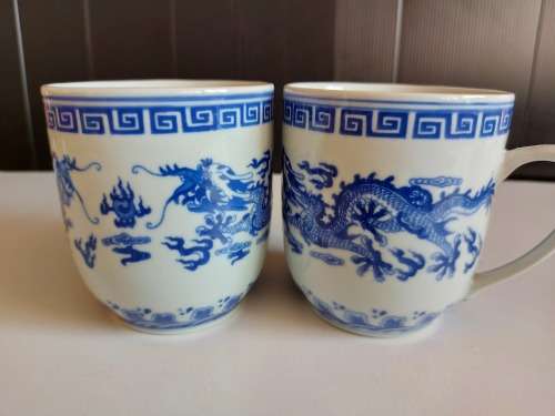 SET OF FOUR DRAGON MOTIF ORIENTAL LIDDED MUGS WITH THE MAKERS MARK AT THE BASE