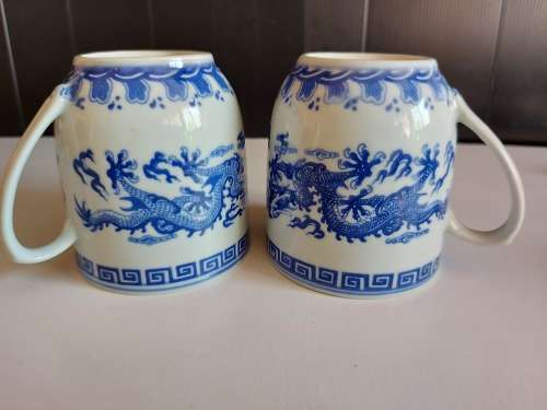SET OF FOUR DRAGON MOTIF ORIENTAL LIDDED MUGS WITH THE MAKERS MARK AT THE BASE