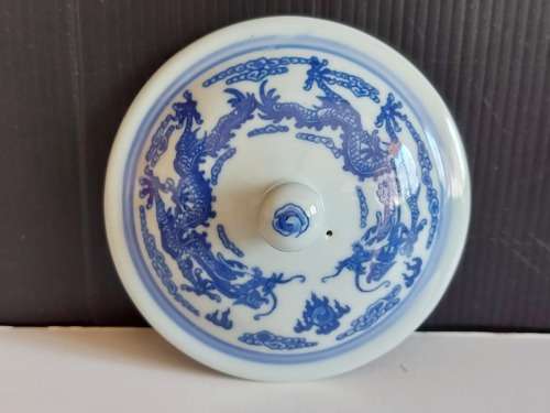 SET OF FOUR DRAGON MOTIF ORIENTAL LIDDED MUGS WITH THE MAKERS MARK AT THE BASE