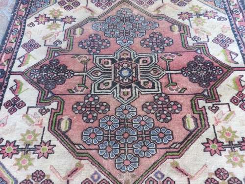 BEAUTIFUL VINTAGE HAND-KNOTTED PURE WOOL PERSIAN CARPET