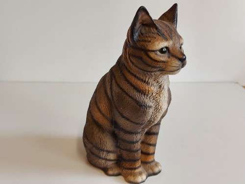 EXQUISITE VINTAGE HARVEY KNOX STRIPED CAT FIGURINE WITH GLASS EYES
