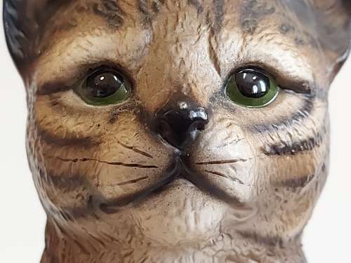 EXQUISITE VINTAGE HARVEY KNOX STRIPED CAT FIGURINE WITH GLASS EYES