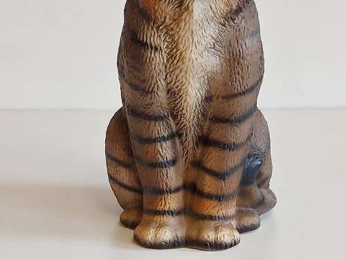 EXQUISITE VINTAGE HARVEY KNOX STRIPED CAT FIGURINE WITH GLASS EYES