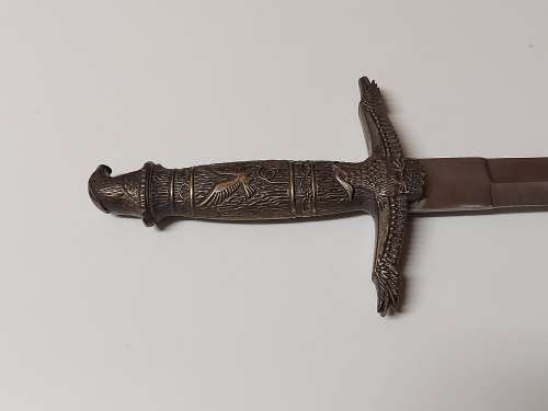 ORIENTAL DAGGER WITH A BRASS/BRONZE EAGLE MOTIF HILT AND A SOLID CHINA STAINLESS STEEL BLADE