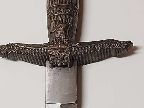 ORIENTAL DAGGER WITH A BRASS/BRONZE EAGLE MOTIF HILT AND A SOLID CHINA STAINLESS STEEL BLADE