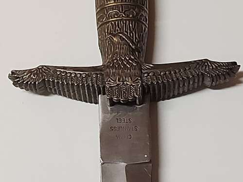 ORIENTAL DAGGER WITH A BRASS/BRONZE EAGLE MOTIF HILT AND A SOLID CHINA STAINLESS STEEL BLADE