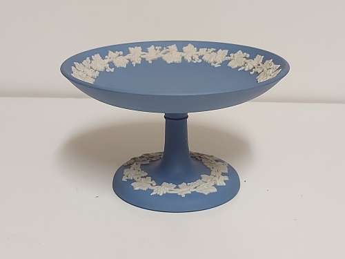 STUNNING VINTAGE WEDGWOOD BLUE JASPERWARE PEDESTAL SWEET DISH, MADE IN ENGLAND