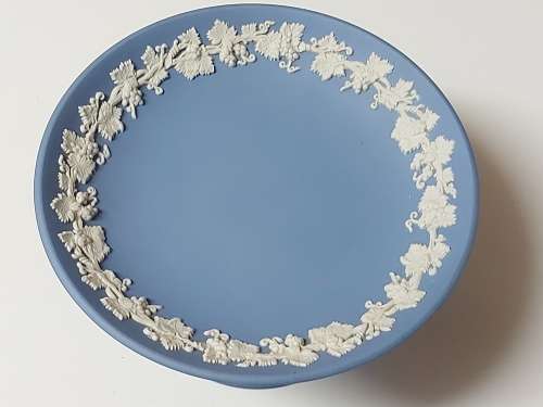 STUNNING VINTAGE WEDGWOOD BLUE JASPERWARE PEDESTAL SWEET DISH, MADE IN ENGLAND