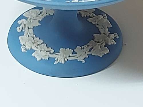 STUNNING VINTAGE WEDGWOOD BLUE JASPERWARE PEDESTAL SWEET DISH, MADE IN ENGLAND