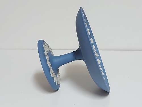 STUNNING VINTAGE WEDGWOOD BLUE JASPERWARE PEDESTAL SWEET DISH, MADE IN ENGLAND