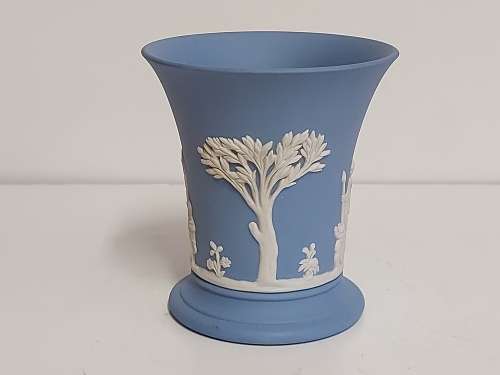 STUNNING VINTAGE WEDGWOOD BLUE JASPERWARE PEDESTAL JAR, MADE IN ENGLAND