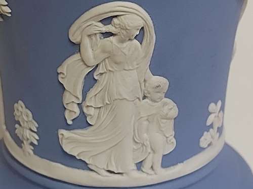 STUNNING VINTAGE WEDGWOOD BLUE JASPERWARE PEDESTAL JAR, MADE IN ENGLAND