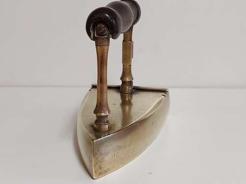 ANTIQUE BRASS SAD NO 9 FLAT CLOTHES IRON WITH A COAL GATE AND CHIMNEY AT THE REAR