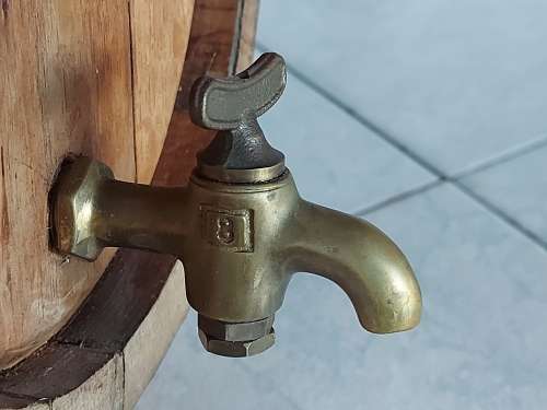 VINTAGE SOLID AND HEAVY OAK WINE BARREL WITH BRASS HOOPS ON A CUSTOM MADE STAND