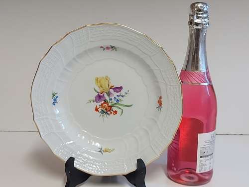 AWESOME RARE VINTAGE MEISSEN SOUP PLATE WITH A FLORAL DECORATION